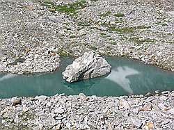 F037447: Erosion: Grosser Felsblock stürzte in Bergsee