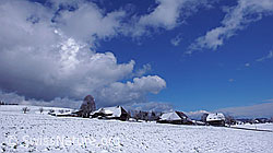 F045803: Bauernhäuser und Wolkenstimmung