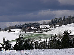 F045839: Bauernhöfe in Winterlandschaft und dunkle Wolken