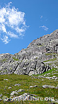 F050376: Gestufte Felswand