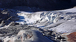 F052276: Gletscherzunge und gefrorener Gletschersee