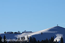 F054478: Winterlandschaft mit Bauernhof und Hügel