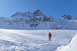 F055626: Berglandschaft mit Schneeschuhläuferin im Föhnsturm