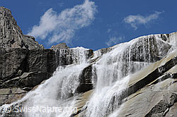 F058340: Felskante mit breitem Wasserfall