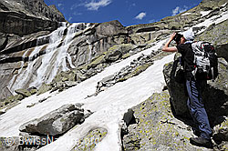 F058347: Alpinistin vor Wasserfall