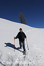 F065117: Schneeschuhläuferin im Abstieg