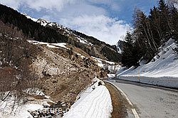F066035: Lawinenkegel und Strasse