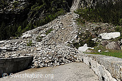 F075715: Durch Bergsturz verschüttete Passstrasse