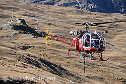 F079754: Helikopter im Schwebeflug