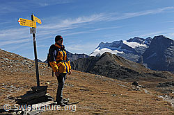 F080261: Wanderer bei Wegweiser