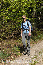 F083946: Wanderin am Waldrand