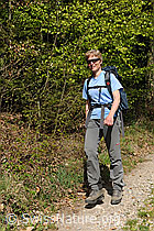 F083954: Wanderin vor Buchenlaub im Frühjahr