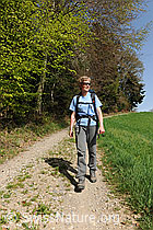 F083962: Wanderin am Waldrand unterwegs
