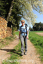 F083979: Wanderin unter blühendem Baum