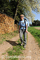 F083999: Wanderin auf Wanderweg in frühlingshafter Landschaft