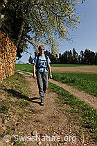 F084022: Wanderin unterwegs in Frühlingslandschaft
