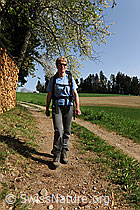 F084023: Wanderin in frühlingshafter Umgebung