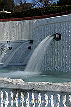 F095294: Langzeitbelichtung: Wasserstrahlen eines Brunnens