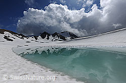 F098232: Wolkenstimmung über türkisfarbenem Bergsee