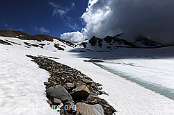 F098234: Am Ufer eines auftauenden Bergsees