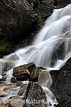 F098424: Wasserfall in Bergbach (Langzeitbelichtung)