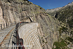 F100741: Blick über die Staumauer am Grimselsee