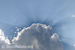 F101598: Wolkenstimmung mit Quellwolke und Sonnenstrahlen