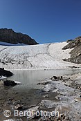 F110395: Eisreste am Ufer eines Gletschersees