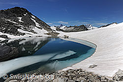 F119613: Spiegelung in Bergsee in alpiner Umgebung