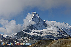 F121122: Das Matterhorn von Wolken umgeben
