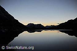 F122236: Abendstimmung mit Spiegelung in Bergsee