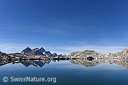 F134868: Spiegelung einer gezackten Silhouette in Bergsee
