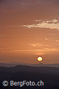 F136012: Sonnenscheibe über dem Horizont