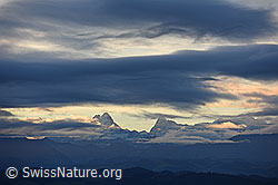 F136103: Wolkenstimmung mit Schreckhorn und Finsteraarhorn