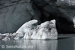 F155889: Eischollen auf Gletschersee vor Eisgrotte