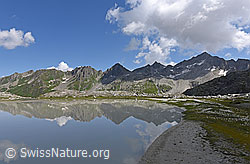 F161214: Spiegelung einer Berglandschaft und Wolkenhimmel